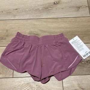 lululemon Hotty Hot LR Short 2.5” (lined), size 4, velvet dust
